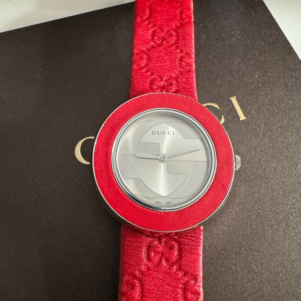 Gucci quartz watch with leather strap and Gucci print on it box and papers